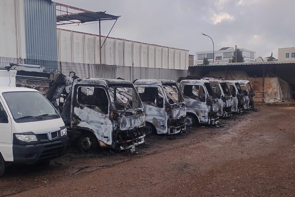 #CONTIENE FOTO# ALBANO LAZIALE – INCENDIO AD AUTOCOMPATTATORI PER LA RACCOLTA DEI RIFIUTI SOLIDI URBANI. CARABINIERI ARRESTANO IL PRESUNTO AUTORE.