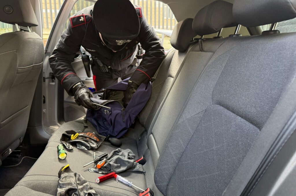 CONTROLLO IN VIA MERULANA – SEQUESTRATO KIT DA SCASSO, CARABINIERI DENUNCIANO DUE SOSPETTI.