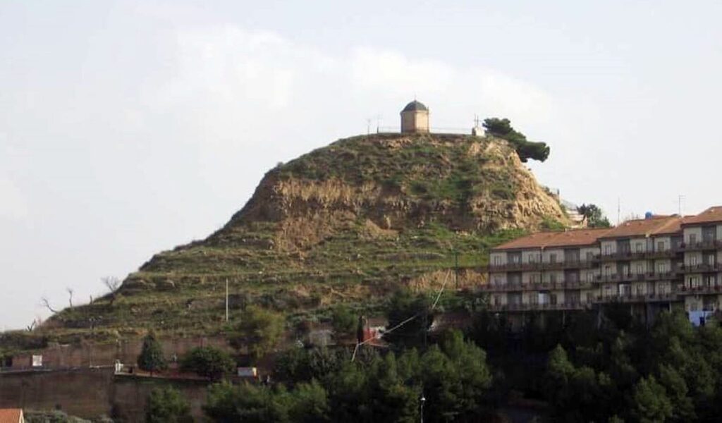 Frane, in gara la messa in sicurezza di Monte Calvario a Centuripe. Schifani: «Interveniamo per la difesa del suolo»