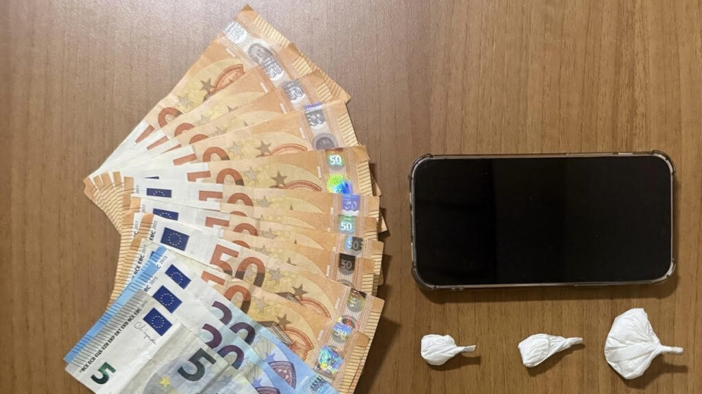 CARABINIERI: AREZZO, ARRESTATO UN UOMO MENTRE SPACCIAVA DAVANTI ALLA FIGLIA DI 4 ANNI.