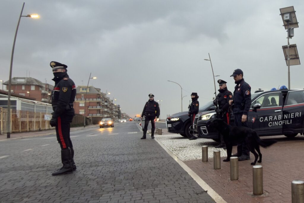 #CONTIENE FOTO# ROMA – OPERAZIONE DEI CARABINIERI A OSTIA. QUATTRO ARRESTI E SEQUESTRI DI DROGA ALL’ALBA.