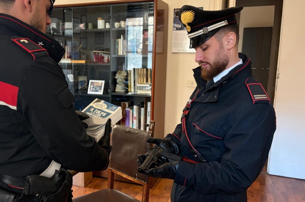 #CONTIENE FOTO# ROMA – SORPRESI A SPACCIARE A BORDO DI UN’AUTO A NOLEGGIO. CARABINIERI ARRESTANO TRE PERSONE E SEQUESTRANO DOSI DI COCAINA, HASHISH E UNA PISTOLA, REPLICA DI QUELLE IN USO ALLE FORZE DELL’ORDINE.