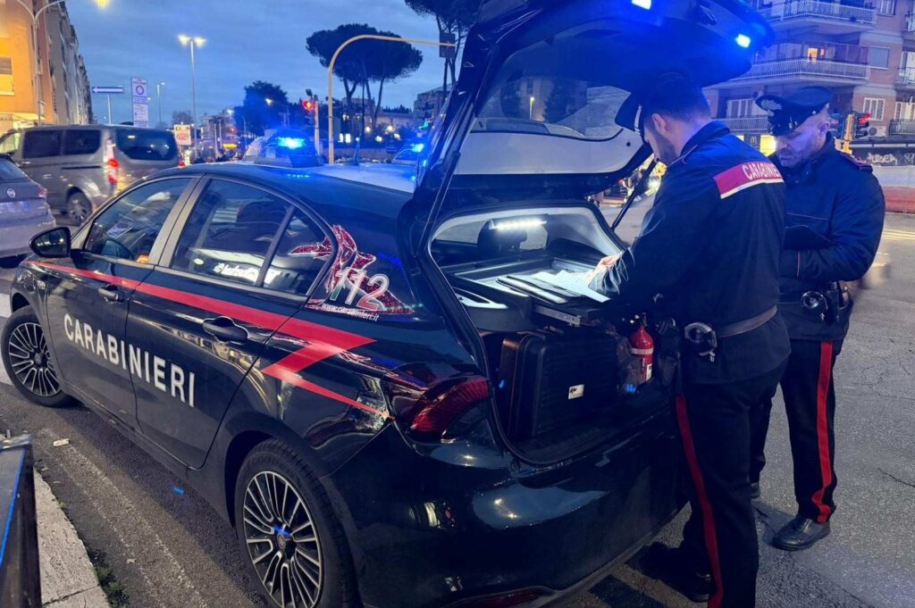#CONTIENE FOTO# CARABINIERI PROSEGUONO LA STRETTA SUI QUARTIERI AURELIO E SAN PIETRO. FOCUS SICUREZZA NELL’AREA ADIACENTE LA STAZIONE METRO E CAPOLINEA CORNELIA. 8 ARRESTI E UNA DENUNCIA. SANZIONI AMMINISTRATIVE PER 3 ATTIVITA’ COMMERCIALI.