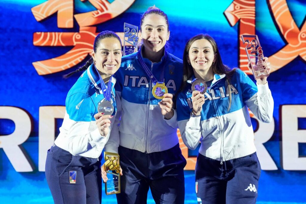 L’Italia della spada femminile scrive la storia a Wuxi: oro a Giulia Rizzi, argento per Alberta Santuccio e bronzo di Rossella Fiamingo