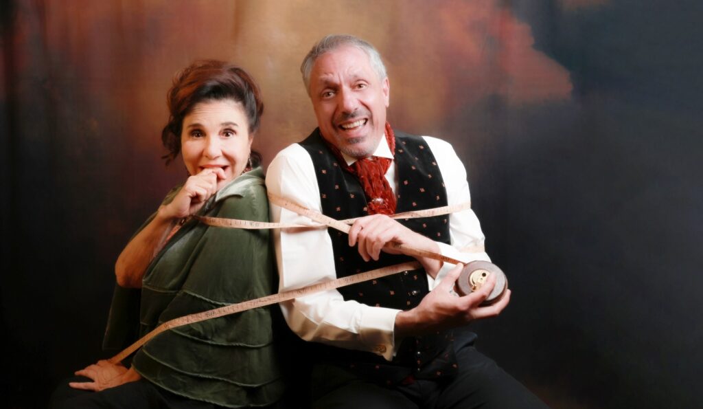 Teatro – Max Pisu arriva ad Alba con “Sarto per Signora”: una serata di puro divertimento al Teatro Sociale