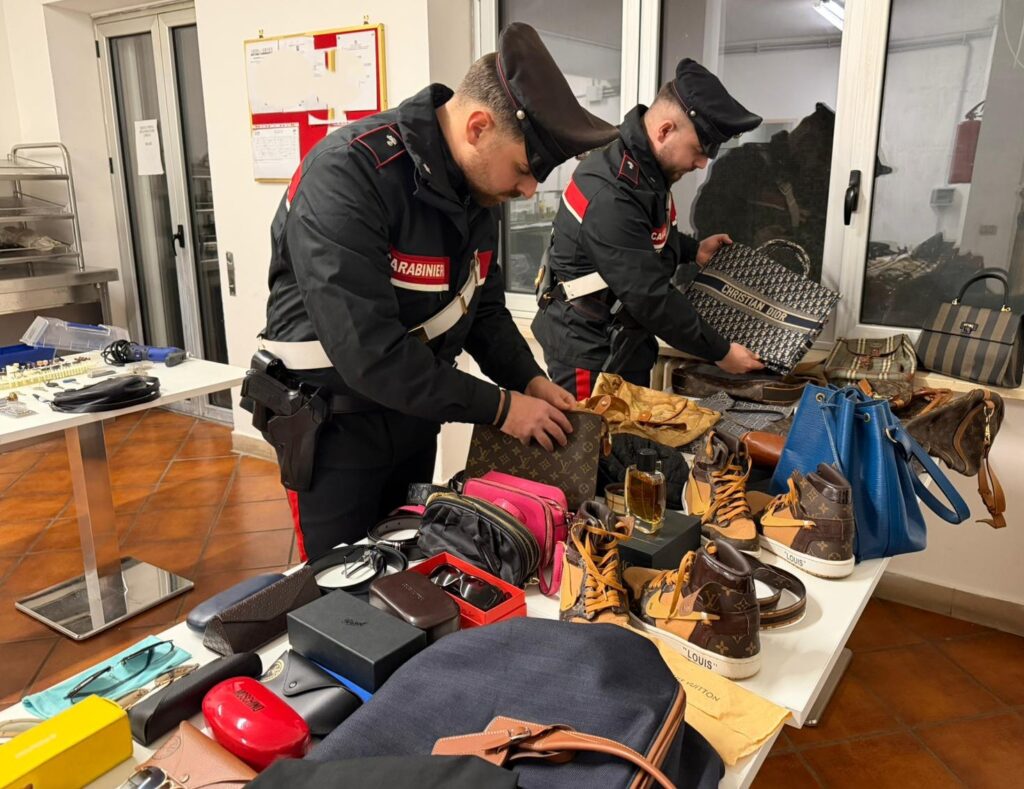 ROMA – CARABINIERI DENUNCIANO UN 38ENNE TROVATO IN POSSESSO DI REFURTIVA DI LUSSO, DROGA E ATTREZZATURA PER LA CLONAZIONE DI CHIAVI.