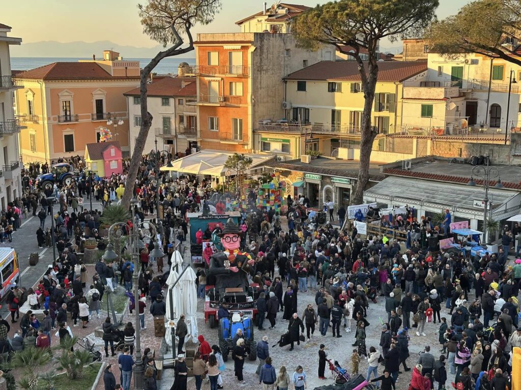 CASTELLABATE, IL CARNEVALE 2026 ACCENDE LA FESTA: TRE GIORNI DI APPUNTAMENTI TRA CARRI ALLEGORICI E INTRATTENIMENTO