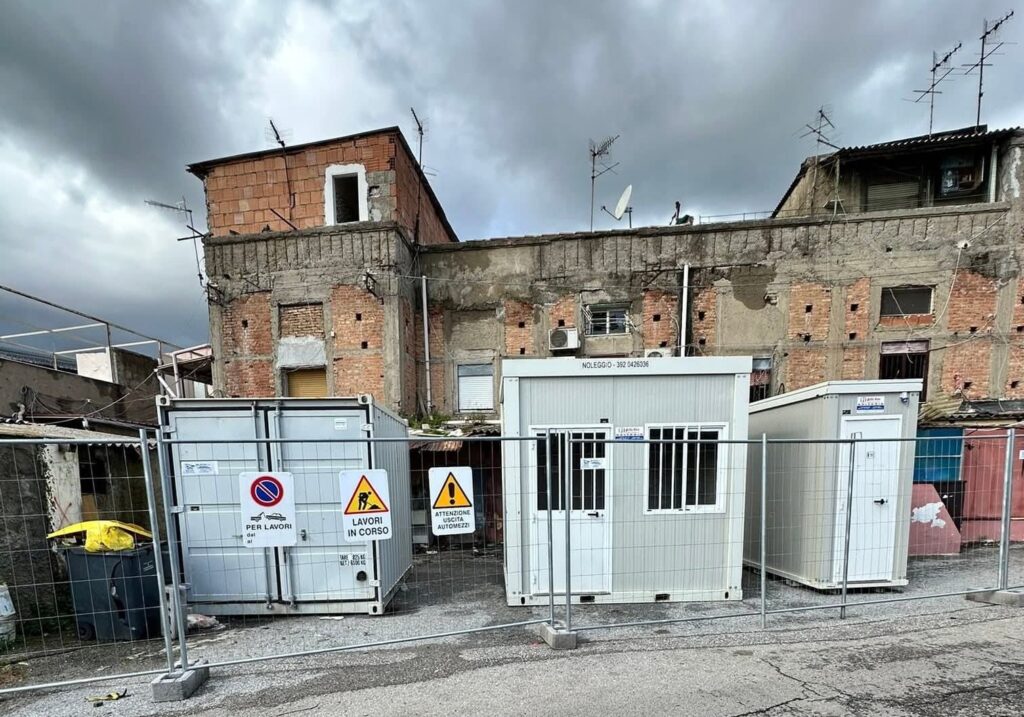 Risanamento Messina, riprese le demolizioni nel rione Taormina. Schifani: «Per ogni baracca abbattuta c’è una famiglia che vive in una nuova abitazione»