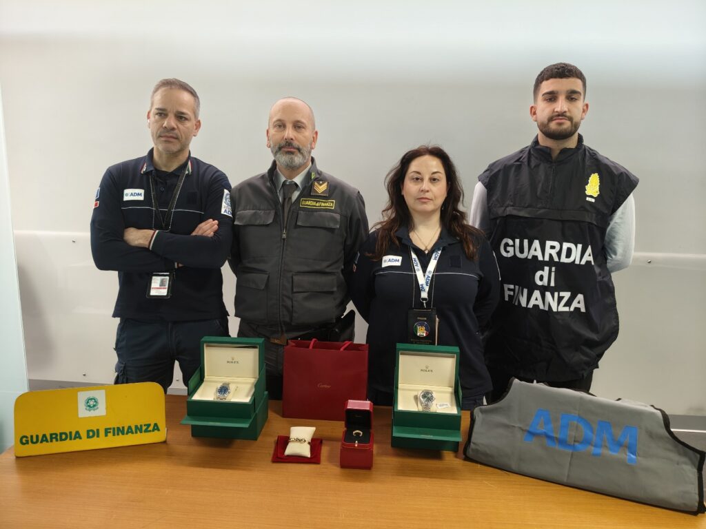 ADM – Comunicato Stampa – AGENZIA DELLE DOGANE e dei MONOPOLI e GUARDIA DI FINANZA: CONTRABBANDO DI GIOIELLI ALL’AEROPORTO INTERNAZIONALE DI ORIO AL SERIO