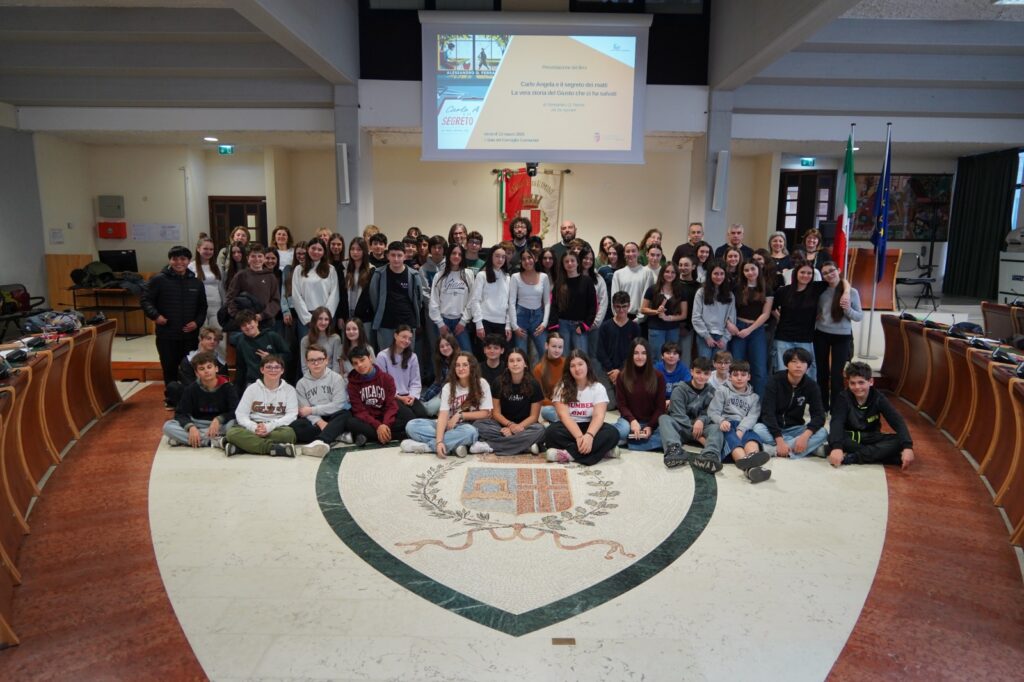 “Carlo Angela e il segreto dei matti”: per tenere viva la memoria del coraggio individuale. Nella Sala del Consiglio comunale, questa mattina la presentazione del libro come tappa del percorso sui ‘Giusti’ con gli studenti della scuola media “Borgese”