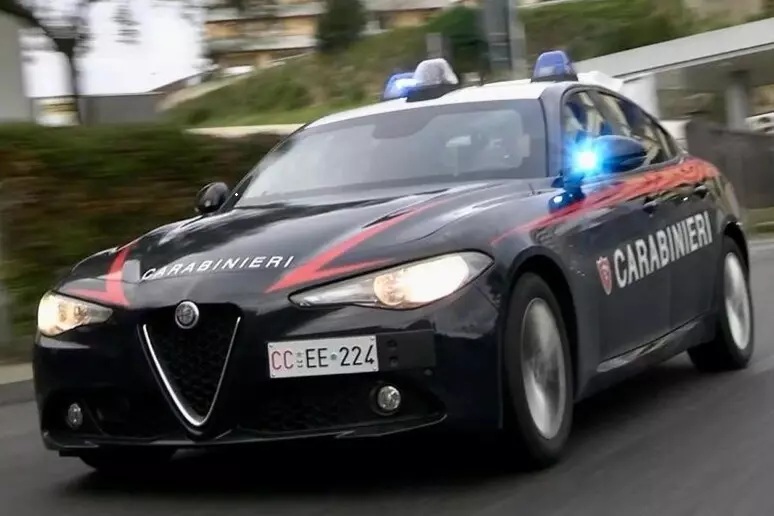 Perugia: sorpreso con la droga sotto il sedile dell’auto, un 21enne arrestato dai Carabinieri dopo un tentativo di fuga.