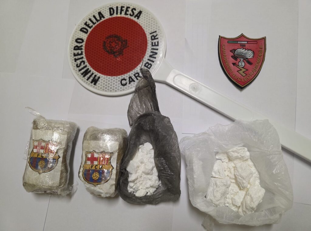 Todi (PG): sorpreso con oltre 10.000 euro di cocaina e hashish in auto, arrestato dai Carabinieri.