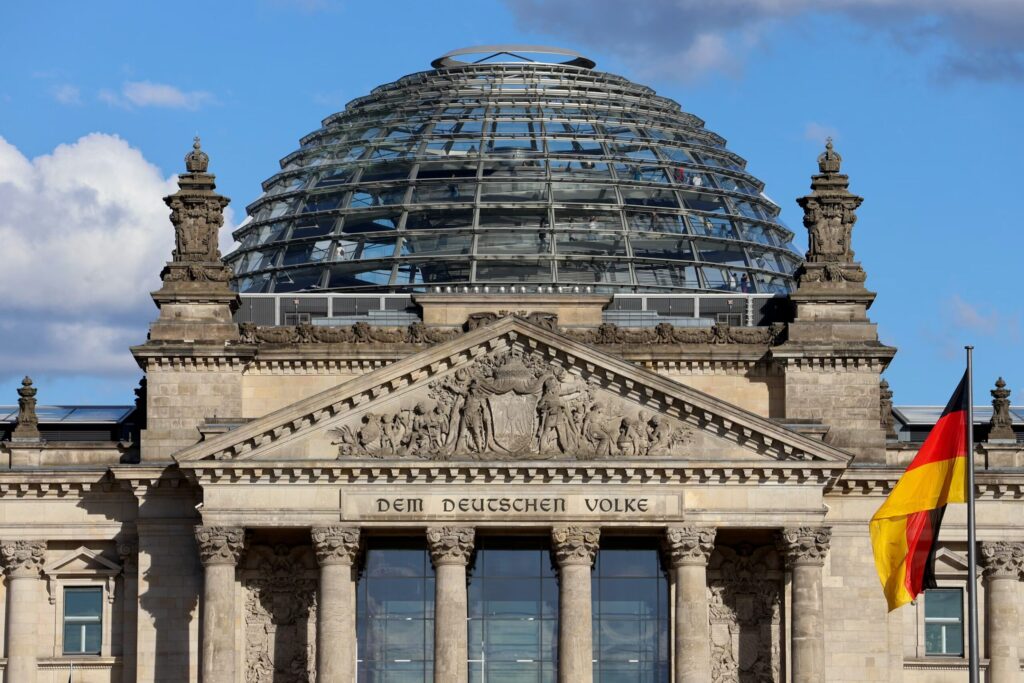 DIFESA, BERLINO CONTRO TRUMP: “LA POLITICA DELLE MINACCE HA RAGGIUNTO IL LIMITE”