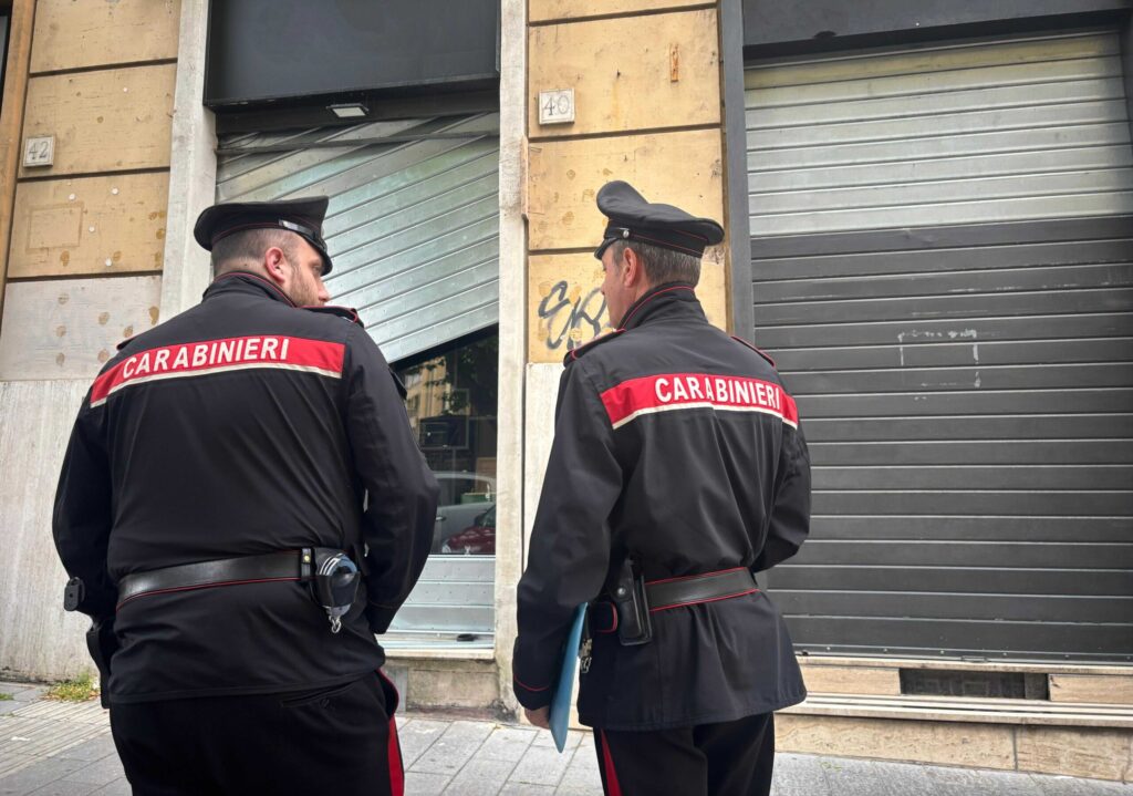 #CONTIENE FOTO# ROMA – LE SIRENE DEI CARABINIERI METTONO IN FUGA LA BANDA DELLA SARACINESCA, CHE SCAPPA SENZA BOTTINO