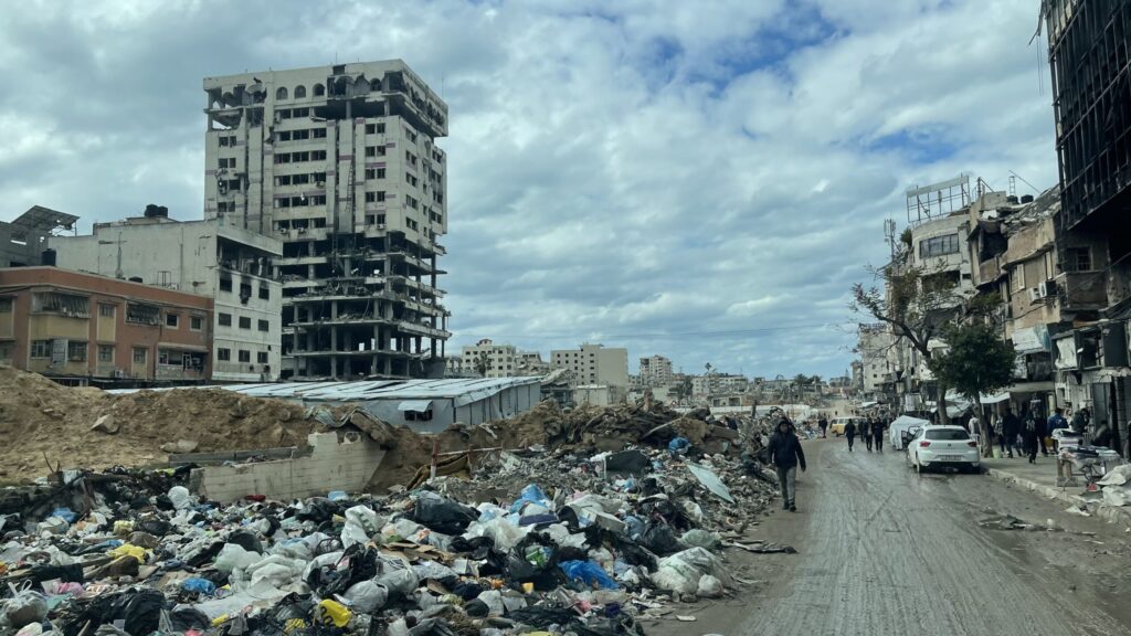 "Veduta di una strada di Gaza dopo i recenti combattimenti".