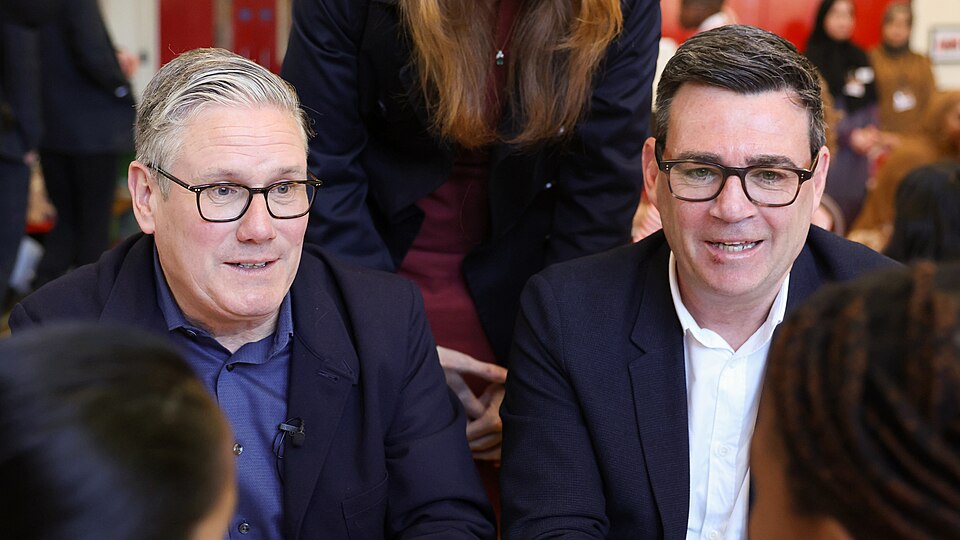 Il tramonto della tecnocrazia: le dimissioni di Starmer e la fine di un modello politico Andy Burnham, sindaco di Manchester, indicato come il favorito alla guida del Partito Laburista dopo le dimissioni di Starmer. Il suo pragmatismo territoriale rappresenta la rottura con il recente passato.