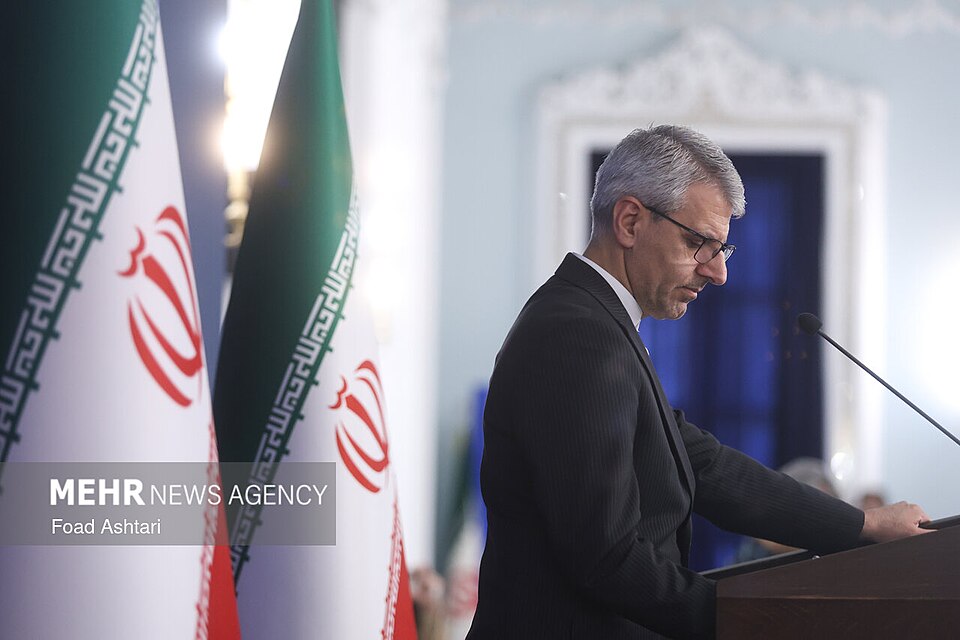 Golfo Persico: la distanza tra le parole di Trump e la realtà di Teheran Esmaeil Baqaei, portavoce del Ministero degli Esteri iraniano, durante una conferenza stampa. Crediti: © Foad Ashtari / Mehr News Agency / CC BY 4.0