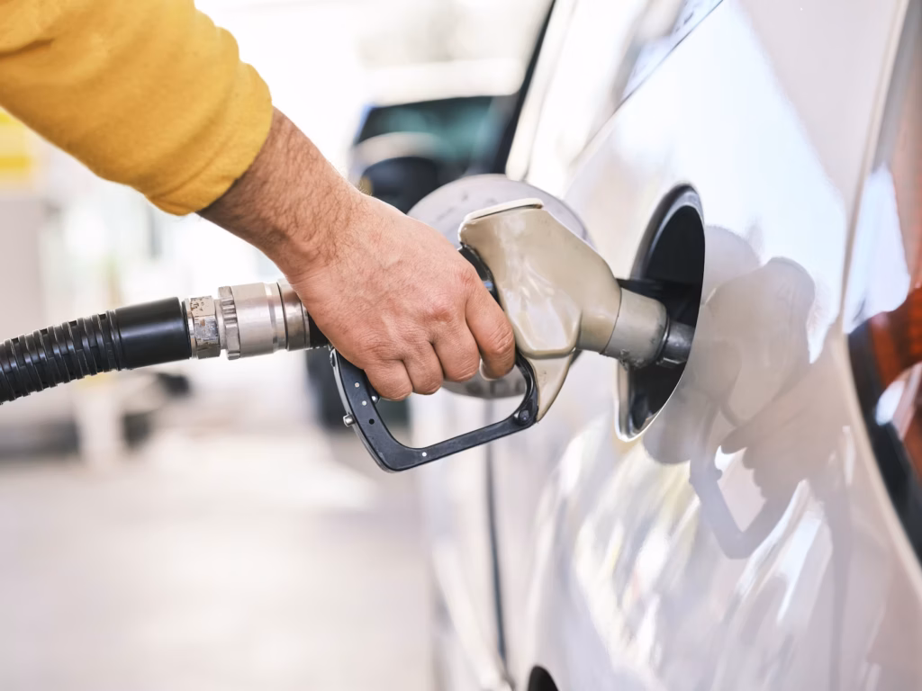 Caro-carburanti in UE: a maggio 2026 i prezzi volano del 20,7% per le tensioni a Hormuz.