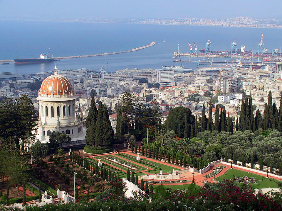 Escalation Iran-Israele: IRGC colpisce impianti petrolchimici ad Haifa. “Responsabilità agli USA” Veduta panoramica di Haifa, con il Santuario del Bab e il porto. Crediti: © Michael Paul Gollmer / Wikimedia Commons / CC BY-SA 3.0