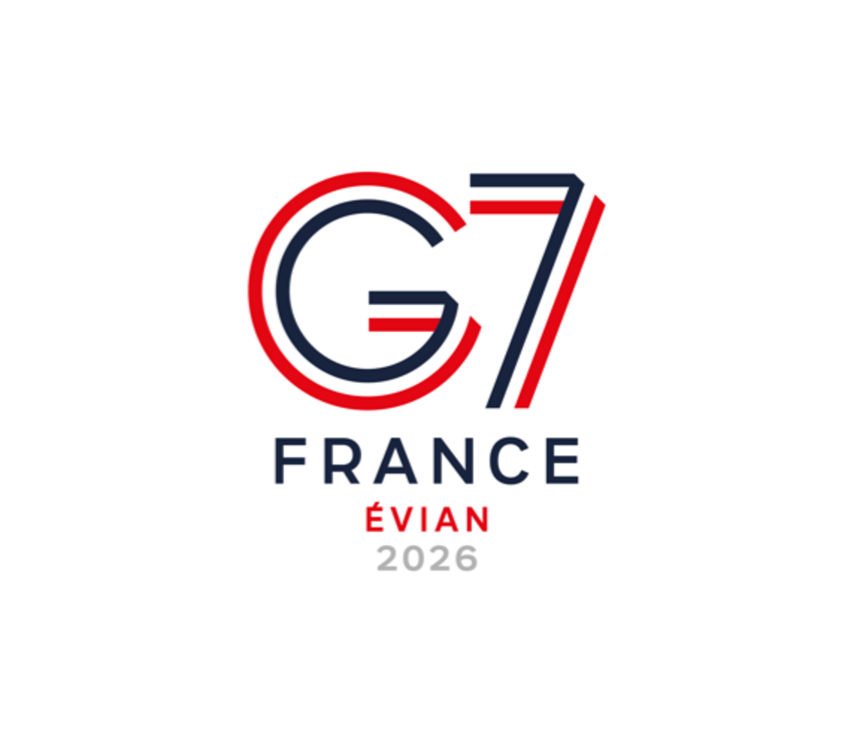 G7 di Evian: Macron invita Zelensky. Il vertice punta su Ucraina e crisi nel Golfo Il logo ufficiale del vertice G7 di Evian 2026: al centro dell'agenda diplomatica la crisi di sicurezza euro-atlantica e l'instabilità nel Golfo. Crediti: © Gouvernement français / Wikimedia Commons