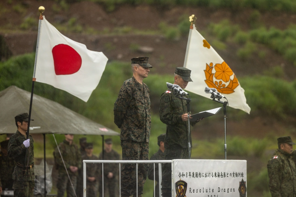 Giappone: la strategia di potenza di Takaichi tra deterrenza e “IA fisica” Kumamoto, 21 giugno 2026: Il Ten. Gen. Seiji Toriumi (GSDF) e il Brig. Gen. Ryan Hoyle (USMC) alla cerimonia di apertura di "Resolute Dragon 26". (Fonte: DVIDS)