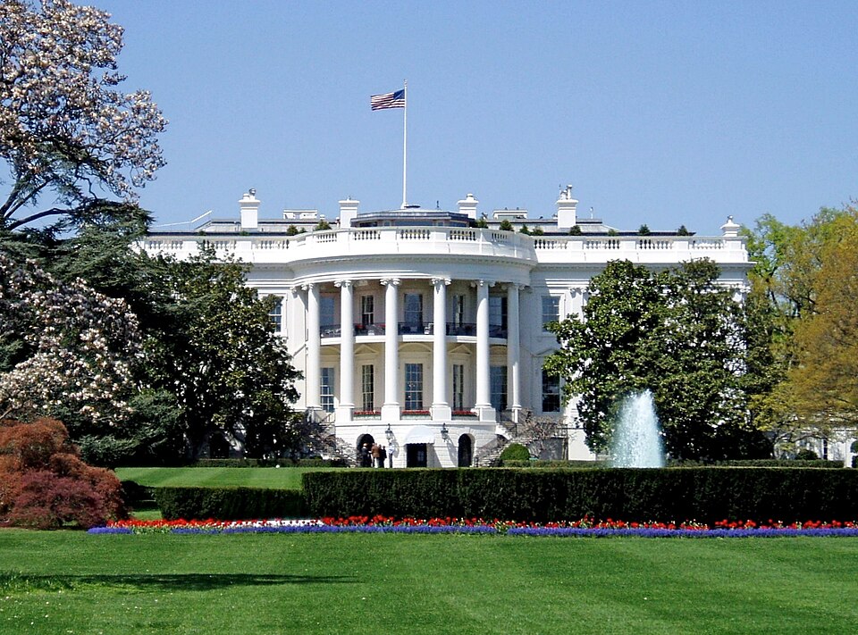 Washington e Teheran: al via il tavolo negoziale di 60 giorni per il Golfo La Casa Bianca, Washington D.C., giugno 2026.
