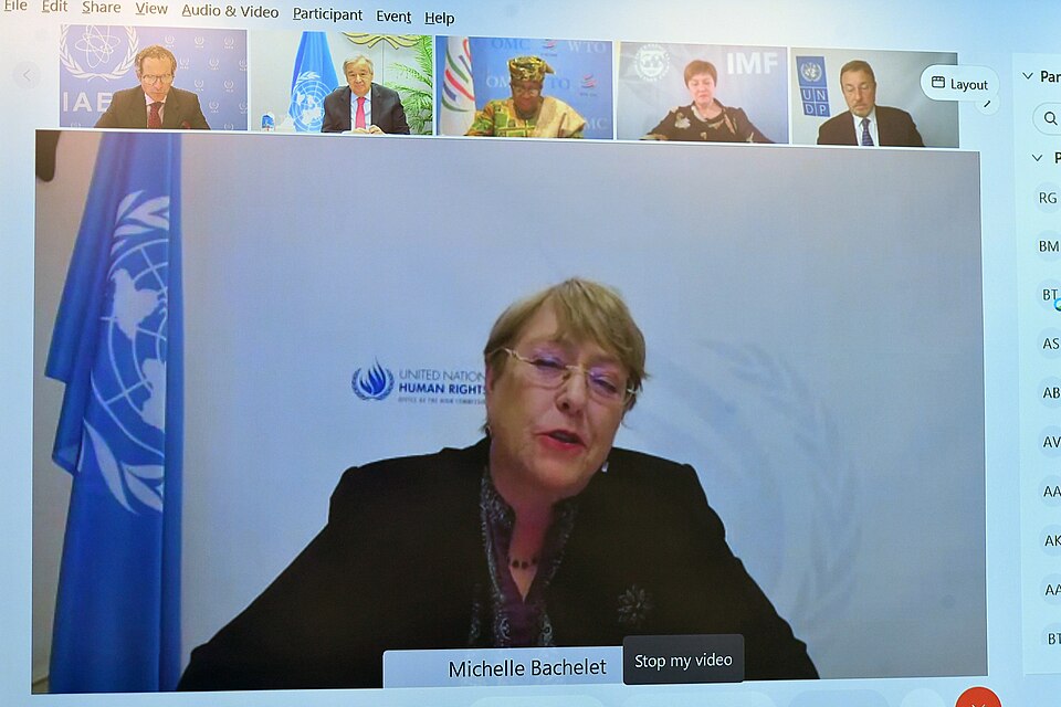 Michelle Bachelet verso l’ONU: cresce il sostegno internazionale nonostante il nodo cileno Michelle Bachelet durante un dibattito internazionale sui futuri assetti delle Nazioni Unite.