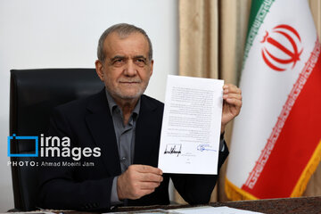 Memorandum Iran-USA: Pezeshkian e Trump firmano l’intesa per la stabilità regionale Islamabad, 18 giugno 2026: Il momento della firma remota del Memorandum d'intesa tra Teheran e Washington, avvenuta nelle prime ore della giornata.