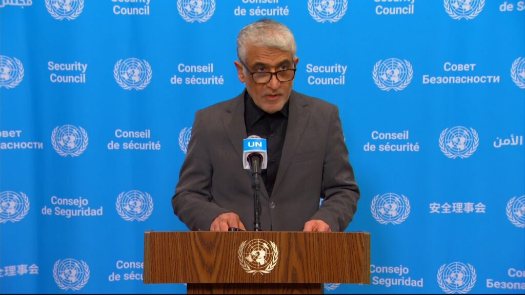 Dossier ONU e appello all’unità: l’offensiva diplomatica di Iravani e Baqaei contro gli attacchi USA New York, l'ambasciatore iraniano all'ONU Amir Saeid Iravani durante un punto stampa alla sede delle Nazioni Unite. Crediti: Fonte: United Nations (UN Web TV)