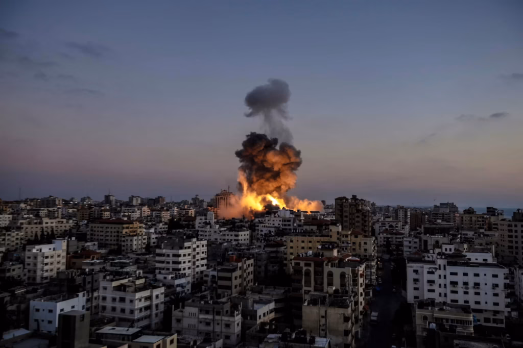 L’incontenibile offensiva di Israele, che nemmeno la deterrenza di Trump è riuscita ad arginare, si abbatte pesantemente sulla trattativa Iran-USA e crea un cortocircuito. Attacco aereo (foto: Mohammed Ibrahim/Unsplash)