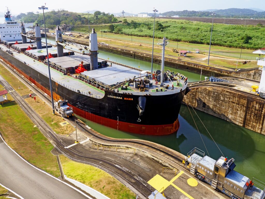 Transito nel Canale di Panama: l'aumento del volume delle merci trasportate, trainato dalla deviazione delle rotte dovuta alla crisi nel Golfo, sta garantendo entrate record all'Autorità del Canale.