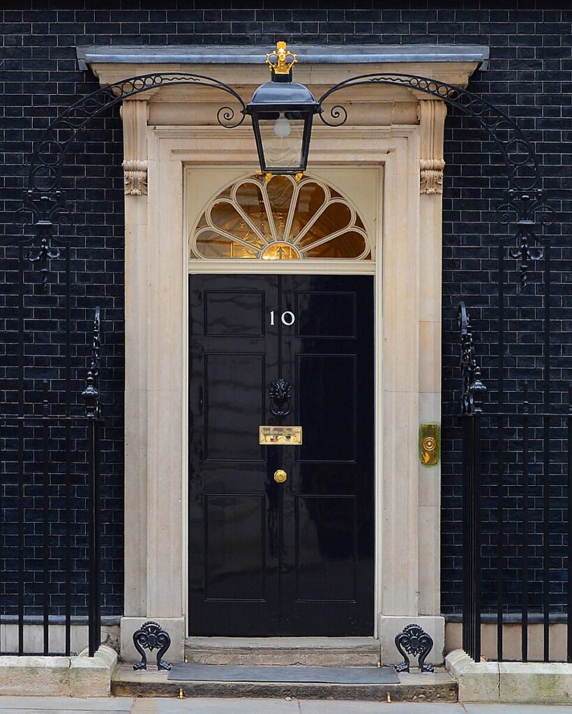 Il numero 10 di Downing Street a Londra: il governo britannico si trova al centro delle tensioni geopolitiche dopo le minacce di infiltrazione e gli avvertimenti militari lanciati da Teheran contro le basi nel Regno Unito.