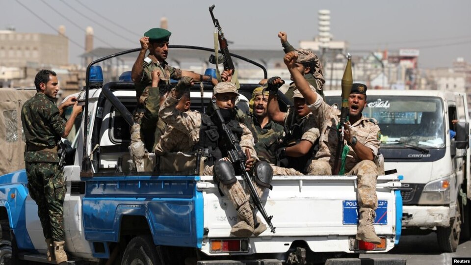 Yemen, gli Houthi lanciano la deterrenza aerea: “Aeroporto per aeroporto” contro il blocco saudita "Deterrenza Houthi: unità impegnate in una parata militare a Sana'a. La crescente capacità operativa delle truppe è al centro della nuova strategia di pressione sul blocco saudita."
