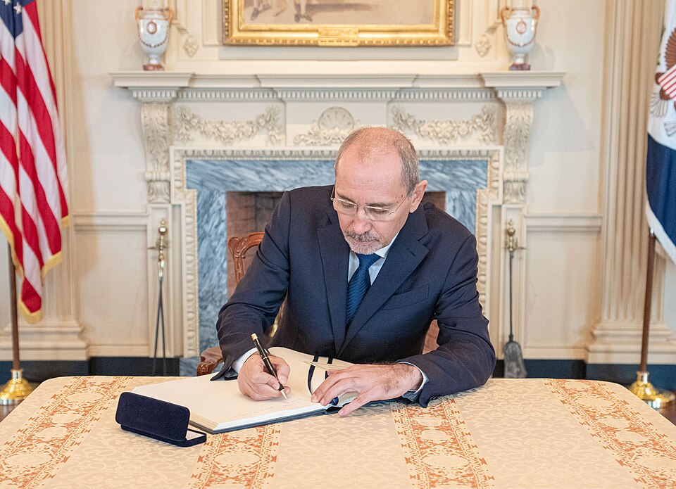 Giordania: “Nessuna base USA sul nostro territorio”. Safadi condanna le incursioni iraniane "Il Ministro degli Esteri giordano Ayman Safadi a Washington. (