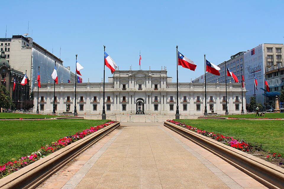 Cile, il Partito Socialista attacca il governo Kast: “Sottomissione a Trump” Il Palazzo della Moneda, sede del governo a Santiago del Cile.