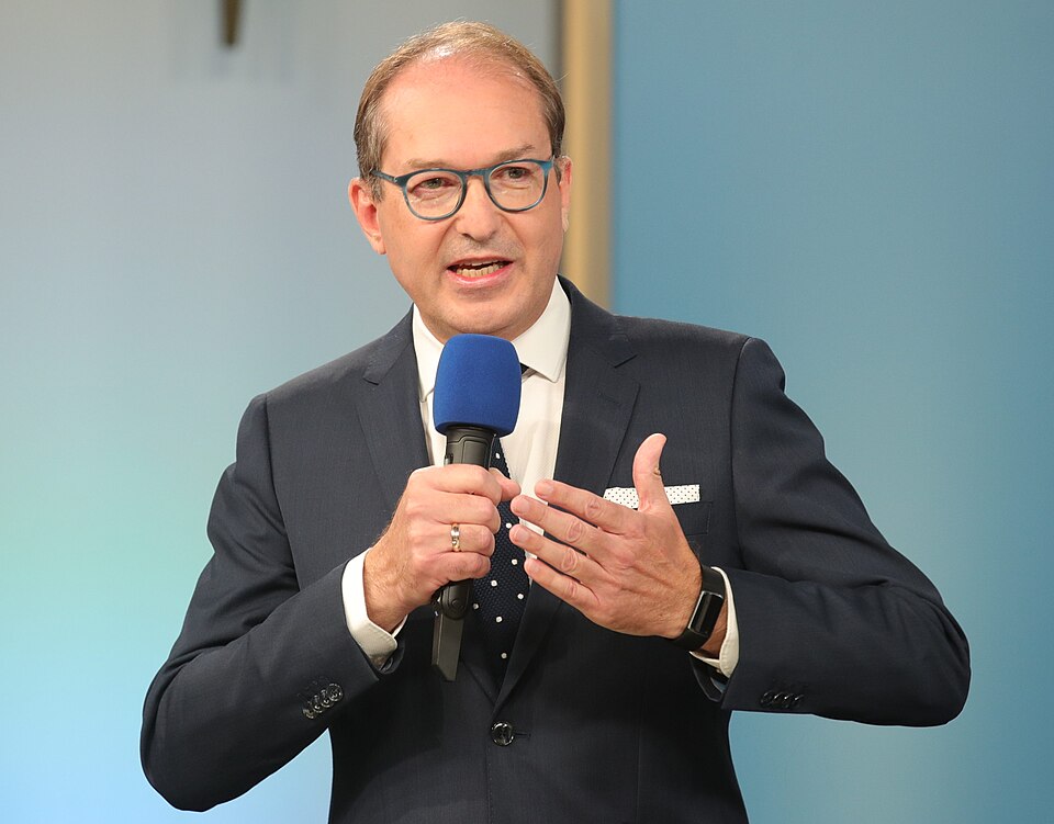 Sicurezza in Germania: allerta terrorismo alta, Dobrindt annuncia nuove riforme "Il ministro dell'Interno tedesco Alexander Dobrindt: necessario potenziare l'intelligence per fronteggiare minacce terroristiche chiaramente identificabili."