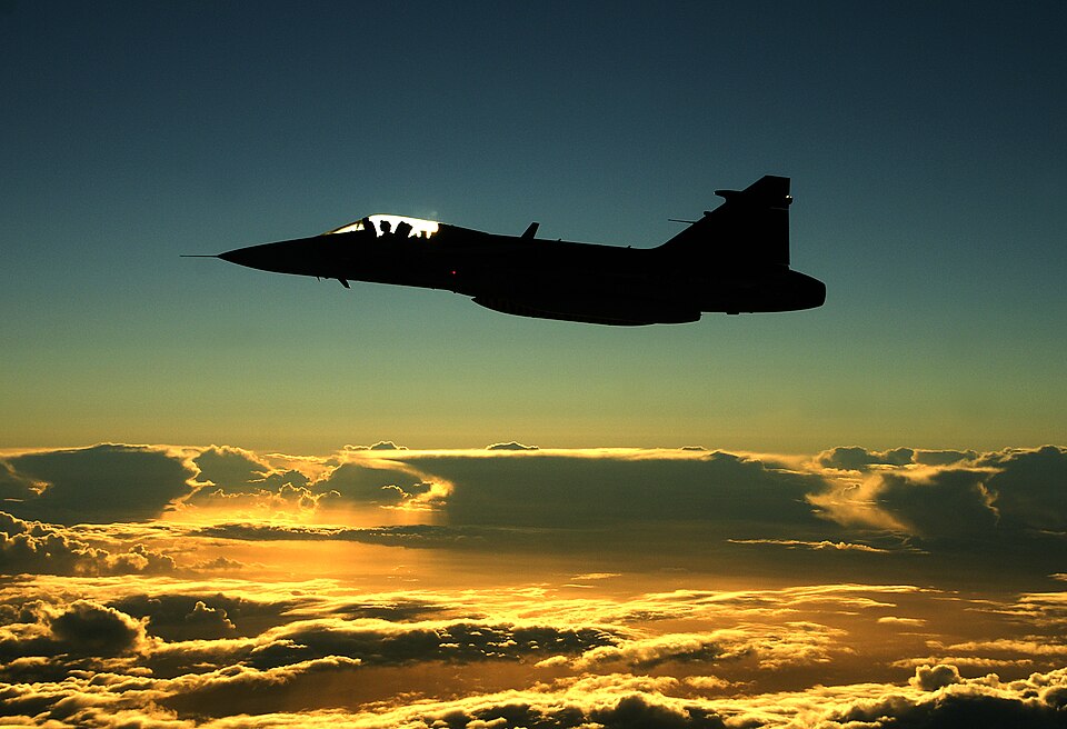 Difesa, Saab registra ordini record per 33 miliardi di dollari: spinta dalla domanda globale Un caccia Saab Gripen in volo a quota di crociera