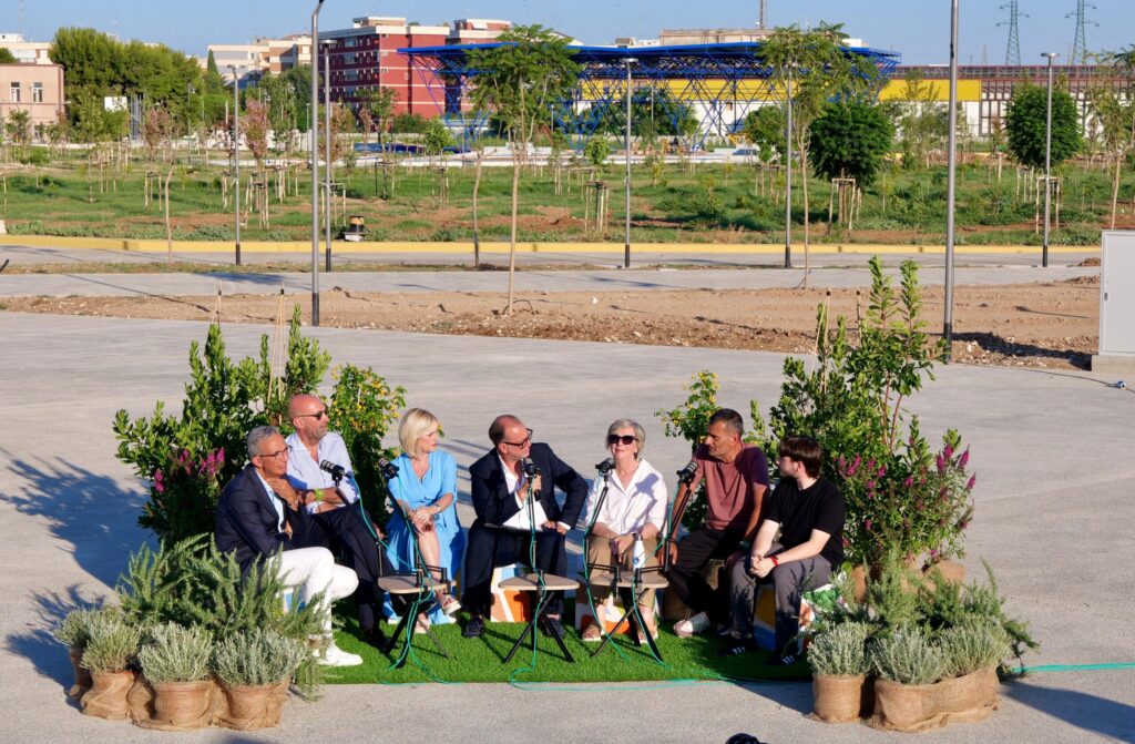 IL COMUNE COMUNICA – Parco della Rinascita: prendono forma area giochi e scacchiera colorata del giardino delle erbe. Pronti anche gli arredi: il punto sullo stato dei lavori