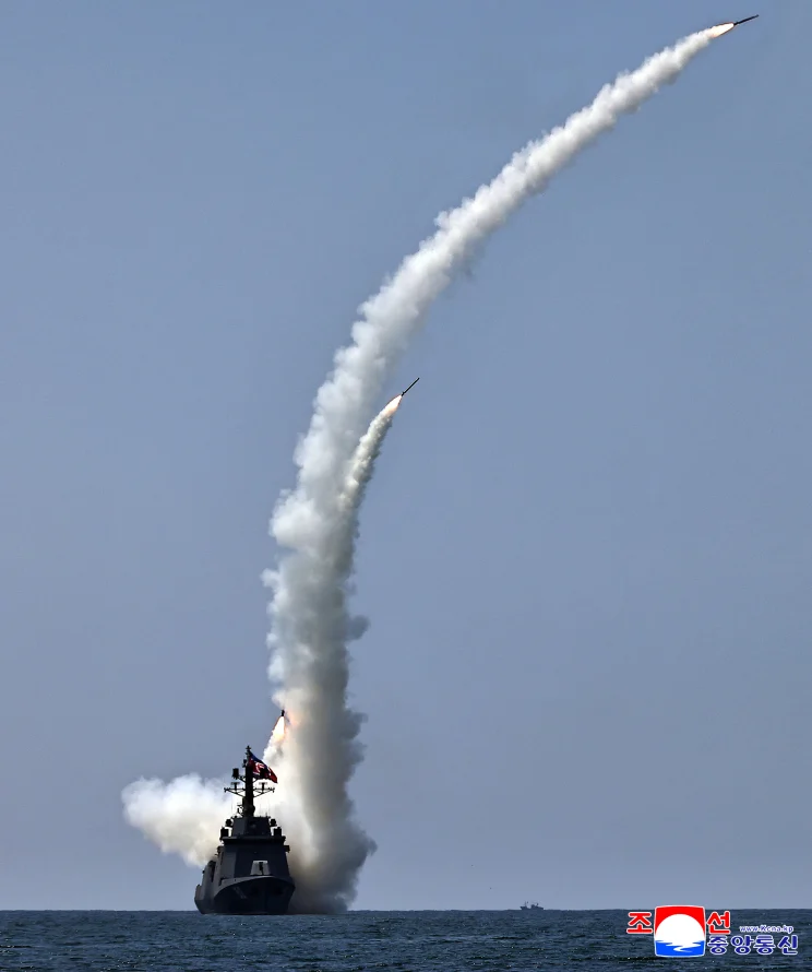 Corea del Nord: Kim Jong Un accelera verso una Marina a propulsione nucleare Il leader nordcoreano Kim Jong Un osserva i test militari a bordo del cacciatorpediniere Kang Kon. (Fonte: Immagine diffusa dall'Agenzia di stampa centrale coreana - KCNA)