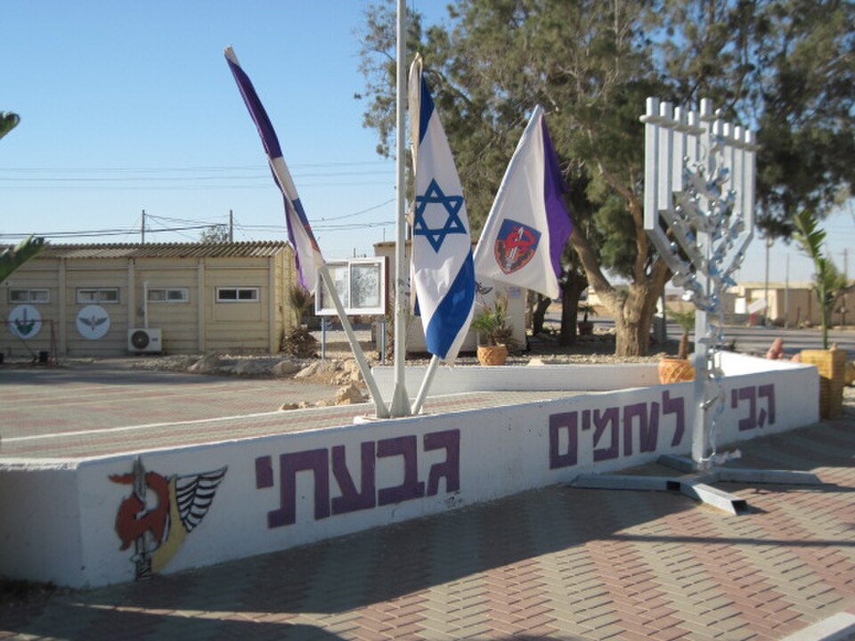 Israele, tensione nell’esercito: decine di soldati si ribellano e abbandonano la base di Sde Teiman Bandiere e simboli della Brigata Givati in una base militare israeliana. Al centro della protesta dei soldati ci sono proprio la rimozione e la distruzione delle insegne e dei monumenti identificativi dei reparti.
