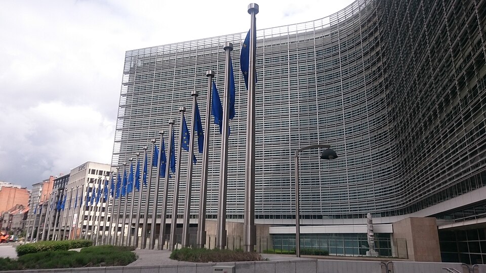 GUERRA COMMERCIALE: TRUMP MINACCIA TARIFFE CONTRO LA UE PER LE MULTE AI COLOSSI TECH Il palazzo del Berlaymont a Bruxelles, sede della Commissione Europea