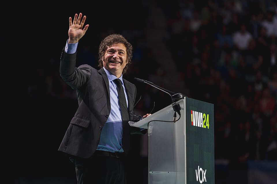 Argentina, sondaggio Aresco: il 70% degli elettori boccia la gestione Milei Il presidente argentino Javier Milei durante un intervento pubblico a Buenos Aires: il calo del consenso mette in discussione la strategia della Casa Rosada.