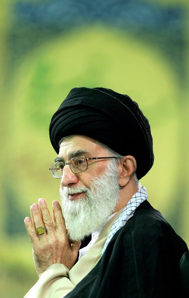 L'Ayatollah Seyyed Ali Khamenei, figura centrale attorno alla quale si sta consolidando la nuova dottrina della "ritorsione" iraniana.
