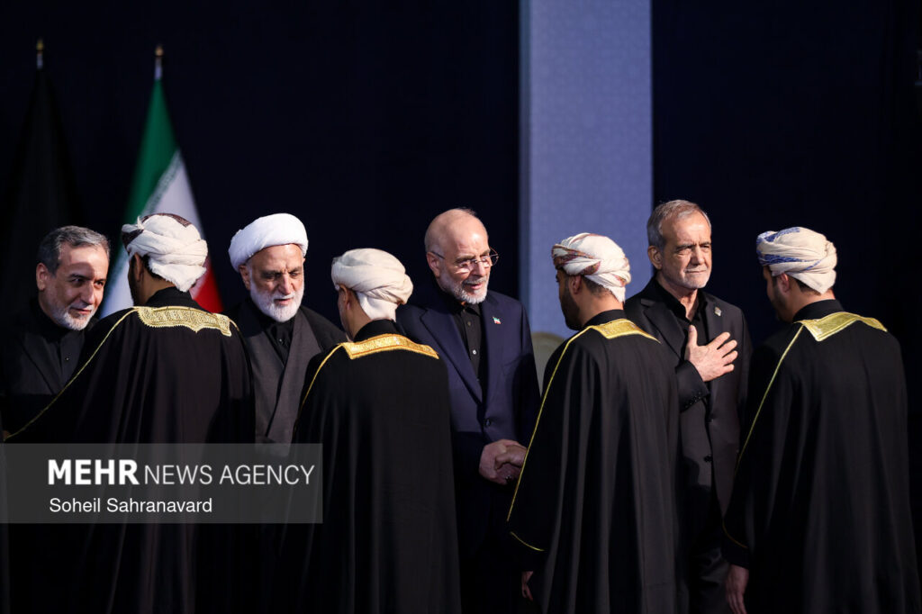 La cerimonia di omaggio all'Ayatollah Khamenei al Grand Musalla di Teheran. Nonostante il pressing diplomatico di Washington e le minacce di ritorsioni, la capitale iraniana è stata teatro di una partecipazione massiccia, segnando lo scontro frontale tra la volontà USA di isolare l'Iran e la realtà dei rapporti internazionali