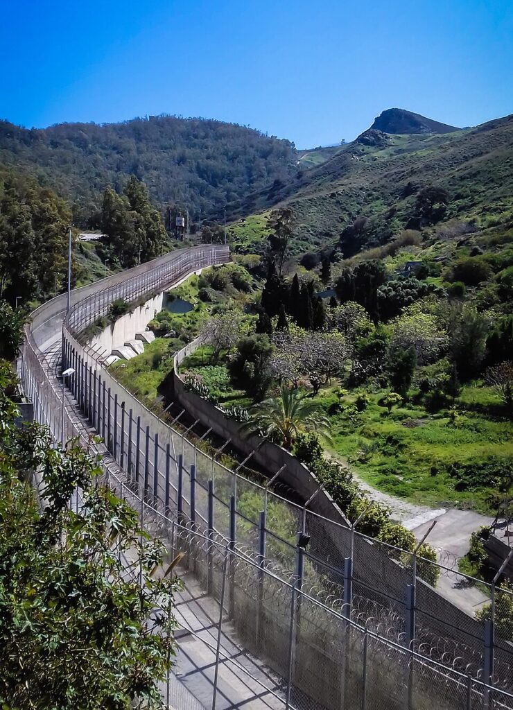 Crisi a Ceuta, scontro Roma-Madrid: Meloni e Tajani per lo stop a Schengen La recinzione di confine tra Ceuta e il Marocco, vista dal lato di Ceuta guardando verso sud in direzione del territorio marocchino