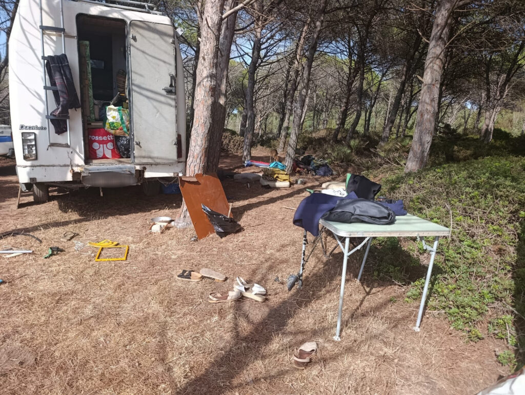 Rifiuti ovunque e camper senza assicurazione, sanzionati dalla Polizia locale