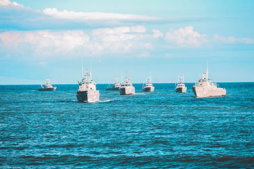Una formazione di unità navali in navigazione nel Mar Giallo al termine dell'esercitazione "Joint Sea 2026". Le marine di Russia e Cina hanno dato il via a un'attività di pattugliamento congiunto nell'area Asia-Pacifico.