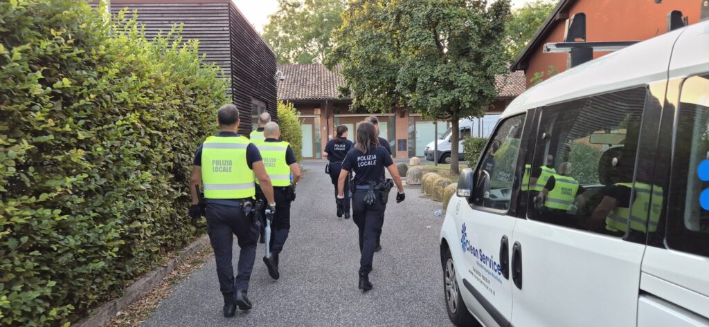 Controlli della Polizia Locale nei quartieri cittadini: identificazioni, interventi di pulizia e verifiche nelle aree verdi