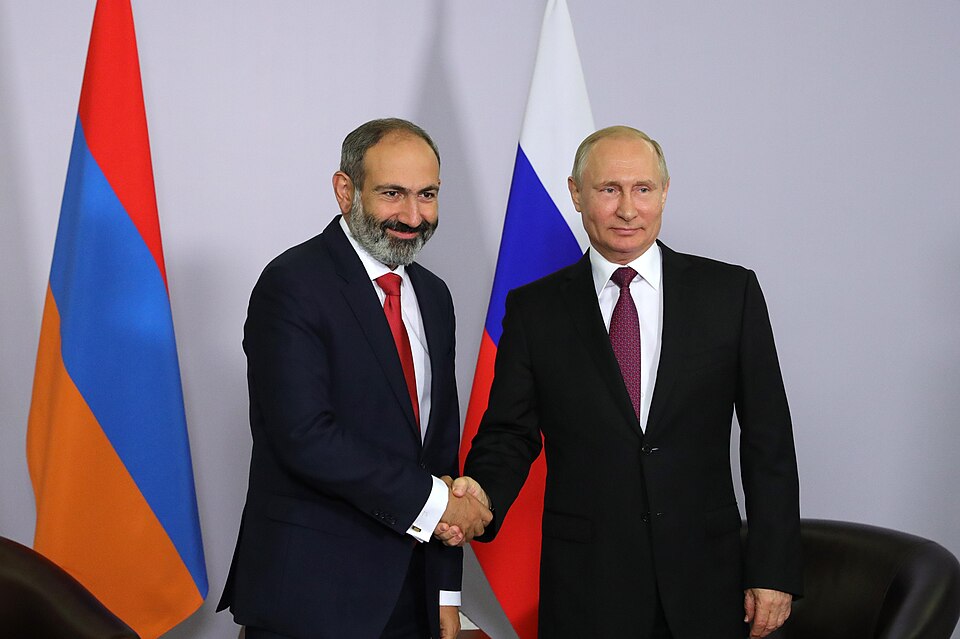 Armenia-Russia: Pashinyan rompe gli schemi e ridefinisce i legami strategici con Mosca "Un incontro del passato tra il premier armeno Nikol Pashinyan e il presidente russo Vladimir Putin: i legami di un tempo oggi messi in discussione dalla nuova linea di Yerevan."
