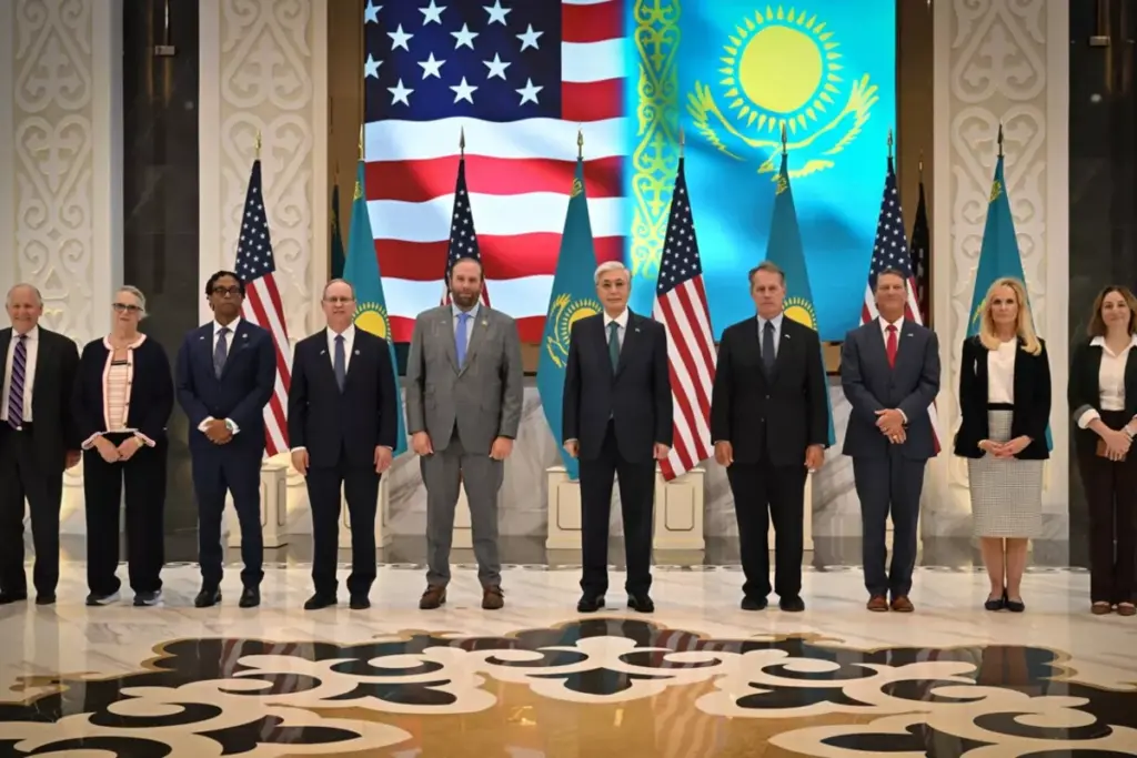 Il presidente kazako Kassym-Jomart Tokayev accoglie ad Astana la delegazione del Congresso degli Stati Uniti guidata da Jason Smith.